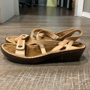 Naot Sandals Leather Tan the Scandinavian collection lightweight 1.25”sole Sz 38